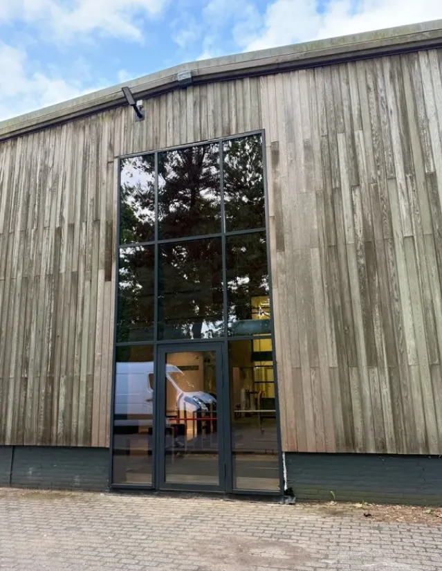 Groot aluminium gevelsysteem voor bedrijfspand project Nederland