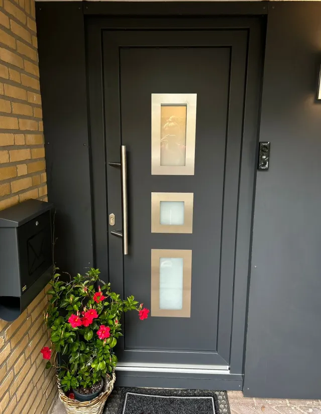 Luxe zwarte kunststof voordeur montage in Haarlem - DreamKozijnen