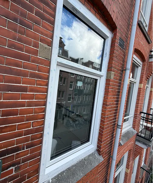 Hoogwaardige kunststof kozijnen met HR+++ glas voor optimale isolatie