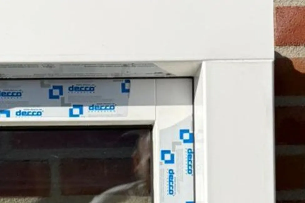 Detail van een rechte HVL houtlookverbinding op een wit verdiept PVC kozijn