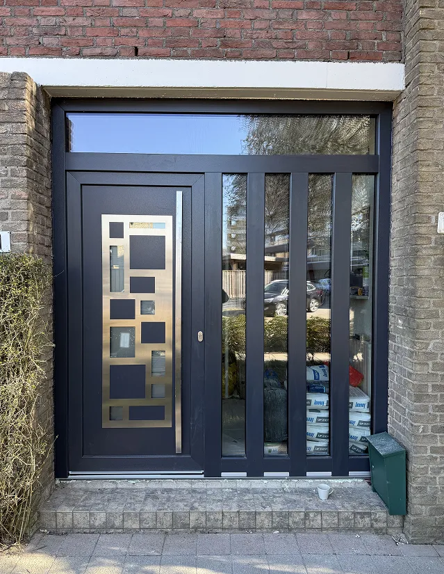 Moderne aluminium voordeur met zijlicht geplaatst in Amsterdam