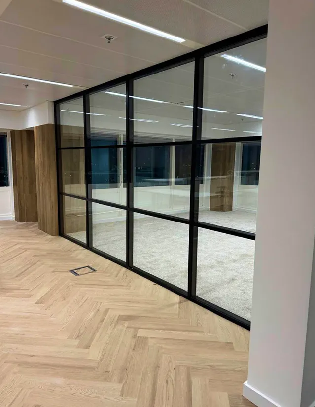 Glazen scheidingswand en aluminium profielen voor kantoor interieur