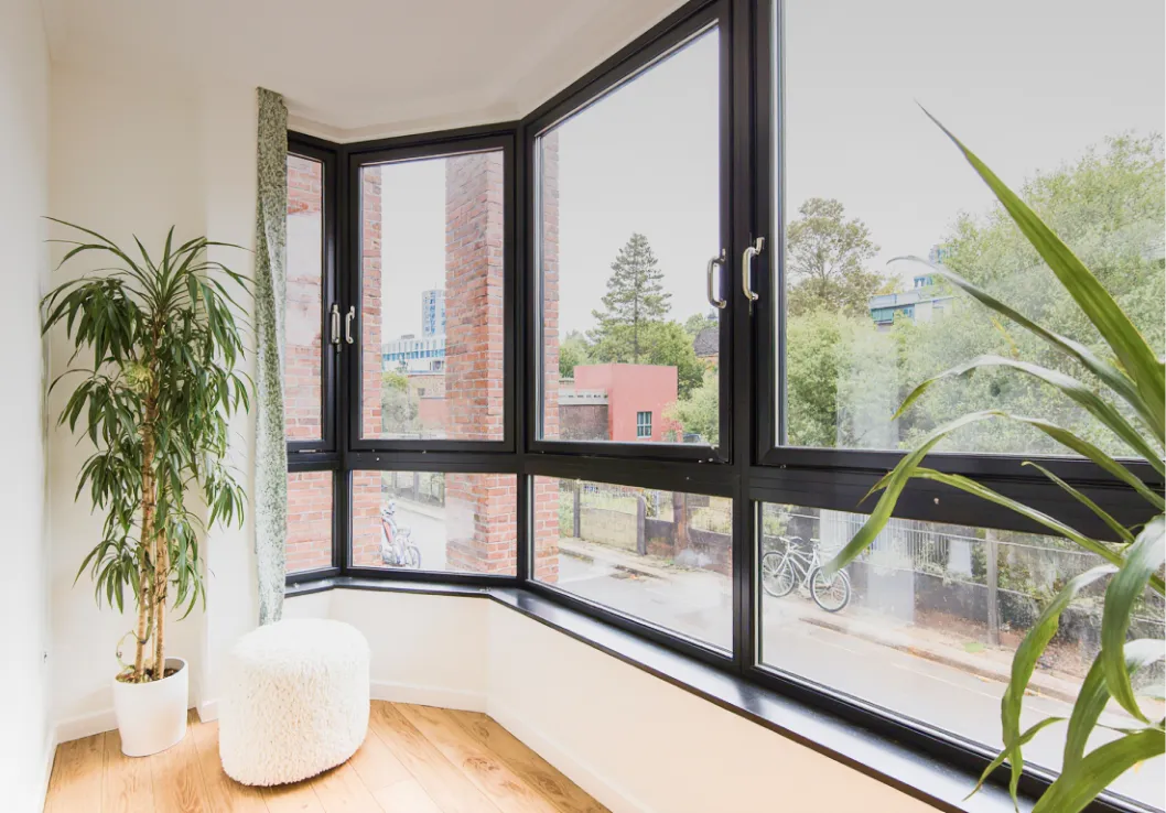 Moderne kunststof kozijnen in een woonkamer