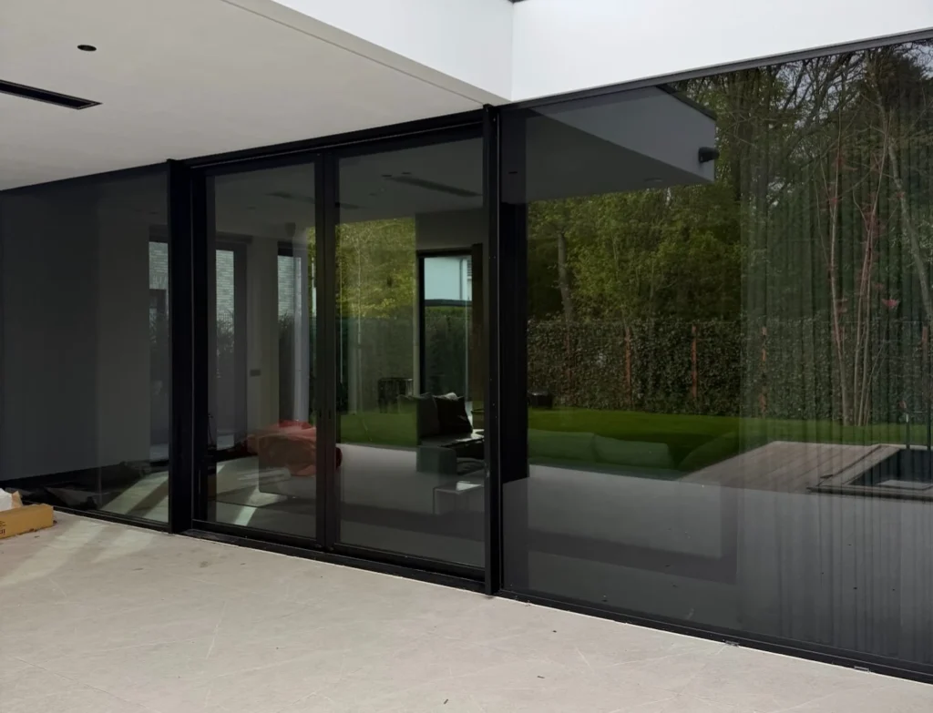 Condens aan de buitenkant van HR+++ triple glas door uitstekende isolatie