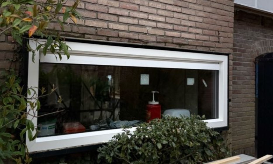 Zware moderne voordeur die mogelijk moet nazetten na montage