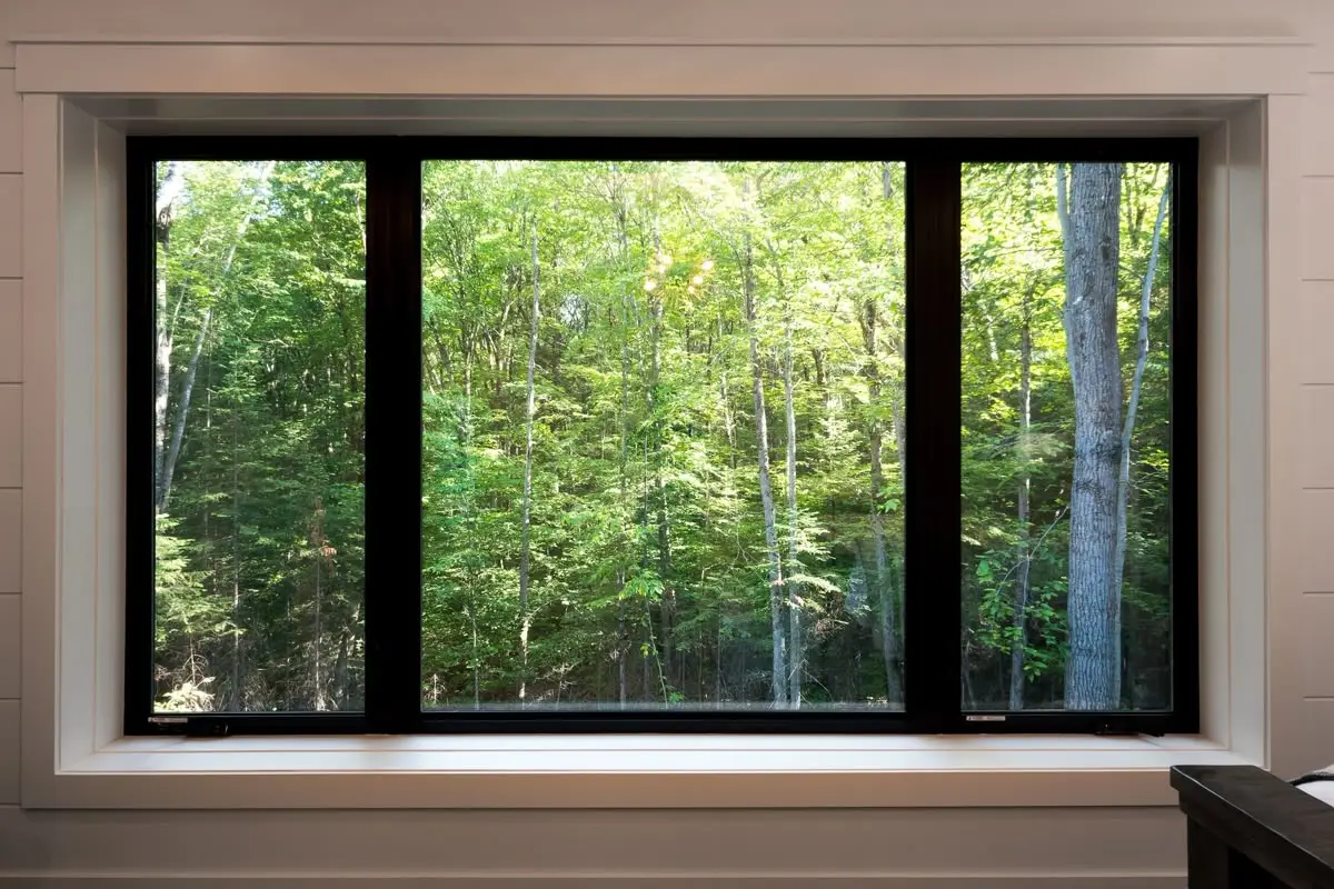 alt="Vergelijking tussen moderne aluminium kozijnen en klassieke kunststof kozijnen voor woningen"