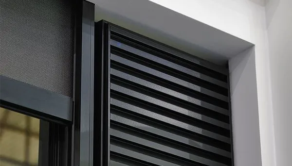 Strak geplaatst kunststof kozijn met een discreet ventilatierooster voor optimale luchtcirculatie.